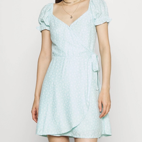 hollister blue wrap dress Hollister Size XS Navy Blue & White Floral Tie-Back Tiered Wrap Dress